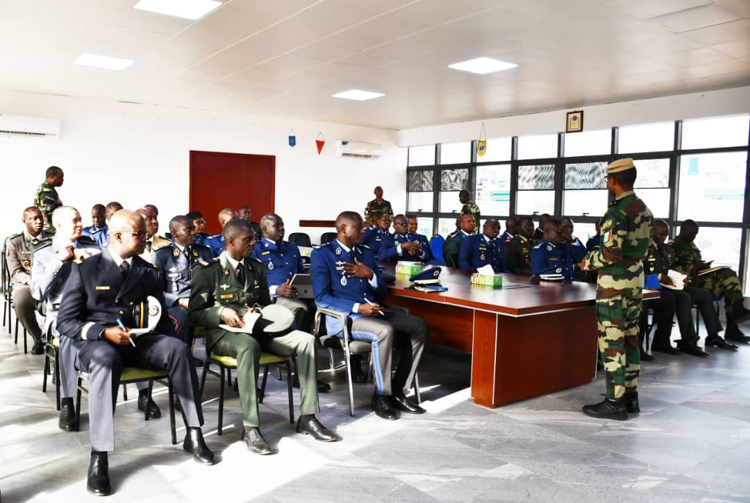 La 5ème promotion de l’école d’état-major de l’IDS a visité l’état-major de l’armée de terre le 14 mars 2023